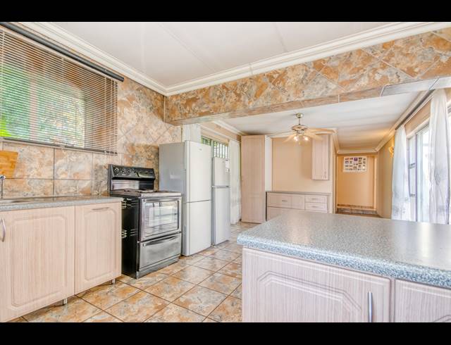 5 BEDROOM FREEHOLD FOR SALE IN MORET